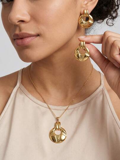 Vintage Geometric Round Necklace And Earrings Set For Women, Featuring Dotted Texture And Smooth Glossy Finish For Unique Tactile Quality. The Circular Necklace Pendant And Earrings Share The Same Design. Made Of High-Quality Stainless Steel, Skin-Friendly And Anti-Allergic, Resistant To Fading And Oxidation. The Coordinated Set Suits Various Outfits From Dresses To Bikinis, Suitable For Commuting, Daily Wear, And Dates. An Elegant Jewelry Choice For Personal Wear Or Gift-Giving.