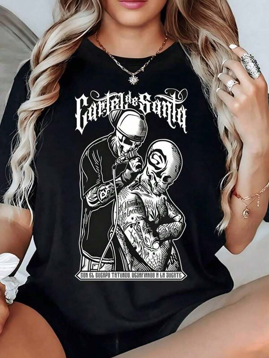 Artistic Scene Showing A Tattoo Artist Working On A Character With A Skull And Body Covered In Tattoos, Conveying Strength And Urban Culture. Women's T-Shirt, 100% Cotton, 220g - 黑色 - 查看 1