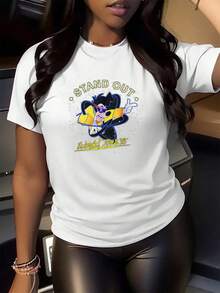 Colorful Graphic With Cartoon Character Pointing Forward And Stand Out World Tour 95 Text Conveying Positive Energy And A Spirit Of Confidence. Women's T-Shirt With A Modern Cut And Soft Fabric, Ideal For Everyday Wear. - 白色 - 查看 2