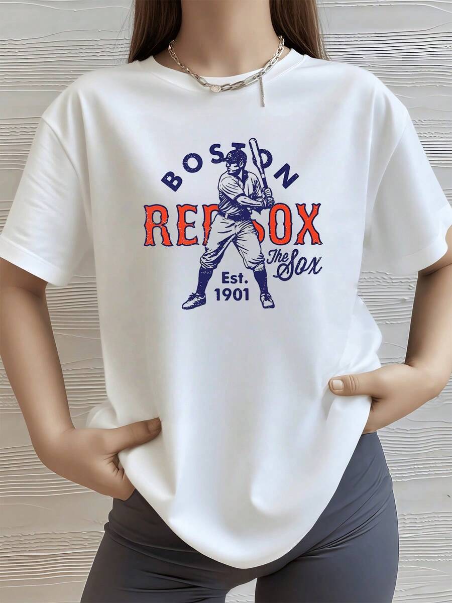 Jugador de béisbol sosteniendo un bate representando la fuerza y pasión deportiva en letras rojas y azules con referencia a Boston y espíritu competitivo camiseta de mujer casual cómoda para uso diario - Blanco - Ver 1
