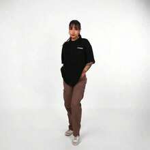 Me Vale - Camiseta Negra UXEC - Negro - Ver 3