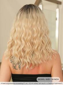 7JHH WIGS Peluca ondulada de longitud media con efecto ombré rubio de 18 pulgadas (45 cm) de longitud hasta los hombros con flequillo lateral, raíces oscuras, fibra sintética resistente al calor para uso diario y de fiesta para mujeres y niñas - Dorado - Ver 3