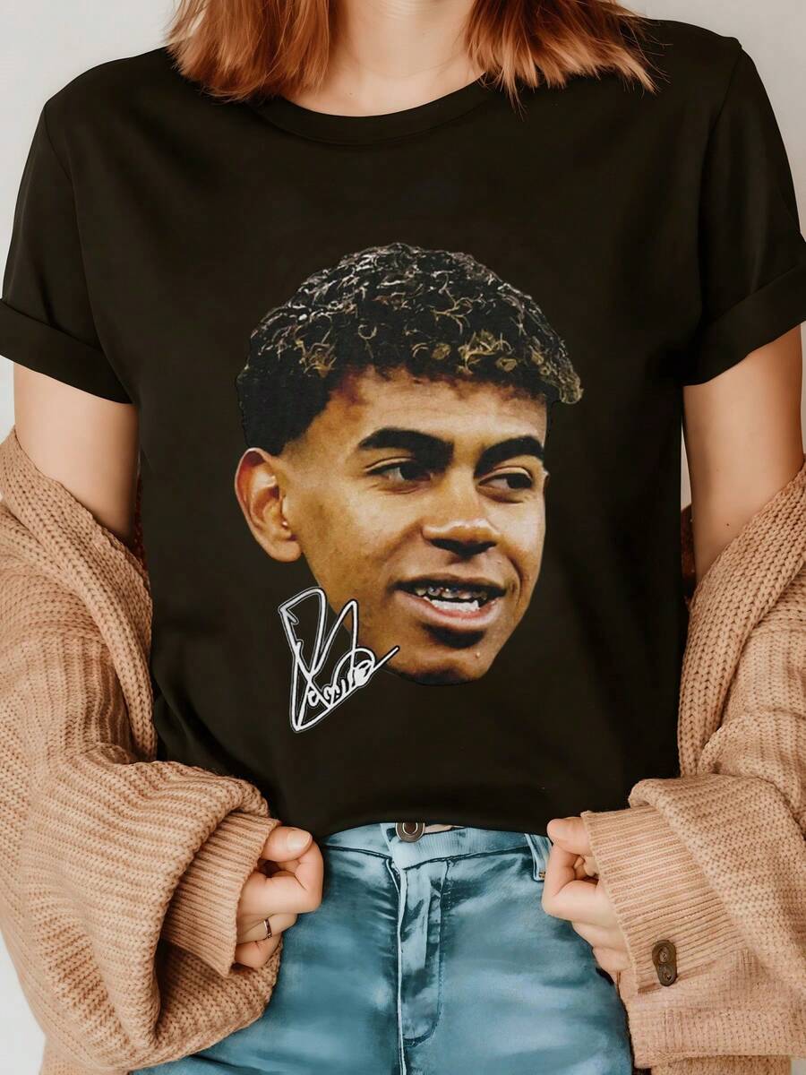 An Artistic Face With Abstract Details Reflects Feminine Identity And Confidence Through Modern Strokes And A Unique Visual Texture. This Casual Women's T-Shirt Is Comfortable, Stylish, And Perfect For Everyday Wear. - 黑色 - 查看 1
