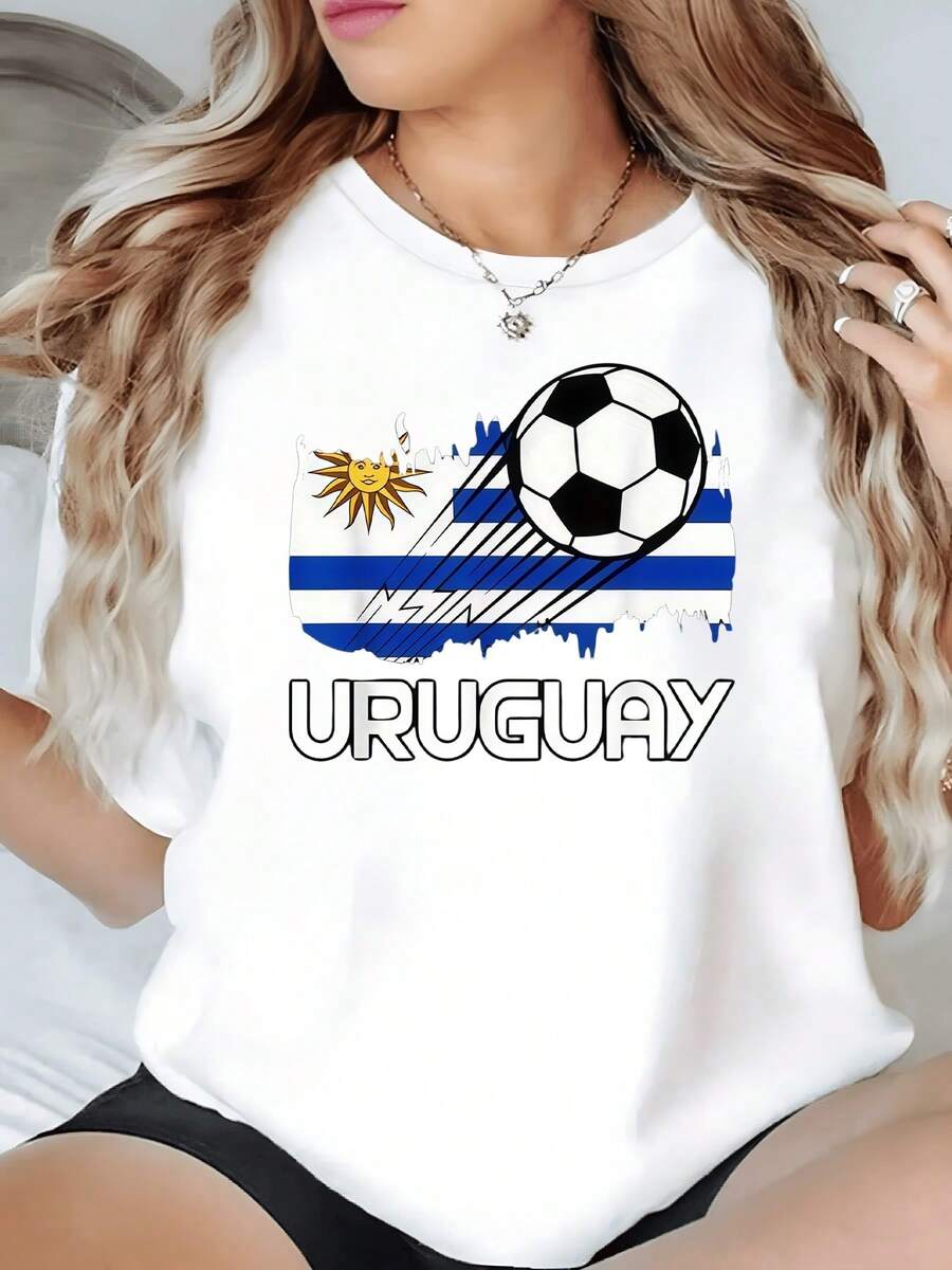 Bandera uruguaya con sol radiante y balón de fútbol que simboliza la pasión por el deporte y el orgullo nacional en cada detalle camiseta de mujer cómoda y moderna ideal para mostrar amor por Uruguay - Blanco - Ver 1