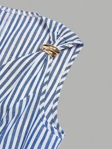 Nueva llegada Blusa de verano minimalista y elegante para mujer con diseño de hebilla de metal, cuello en V sin mangas y cintura ceñida a rayas de algodón cómodo - Azul y blanco - Ver 5