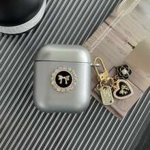 Hộp đựng tai nghe Apple thời trang này có thiết kế nơ ngọc trai 3D, các chi tiết nơ hình trái tim và mặt dây chuyền nơ hoa. Sản phẩm được thiết kế cho một bên tai nghe, có khả năng chống sốc, bảo vệ cao, chống bụi và rất thời trang, phù hợp cho thanh thiếu niên và người trẻ tuổi. Có thể sử dụng hàng ngày hoặc làm quà tặng. - Nhiều màu - Xem 7