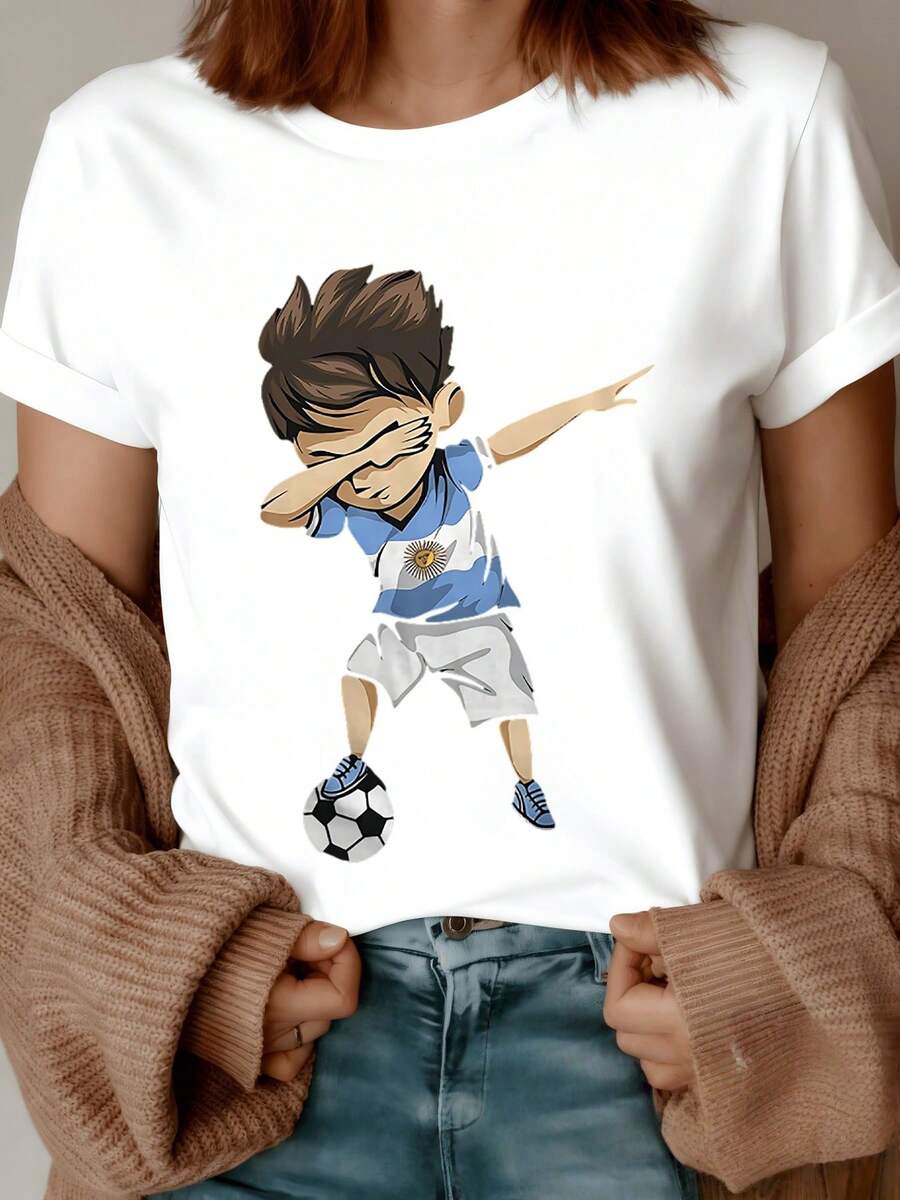 Young Footballer Celebrating With A Dab Gesture, Showing Passion For The Sport With A Ball And Wearing A Blue And White Argentina Jersey, Conveying Energy And Joy. Women's Casual, Modern, Comfortable T-Shirt For Everyday Use. - 白色 - 查看 1