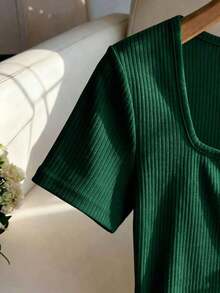 Camiseta de mujer de unicolor simple en color albaricoque, con cuello cuadrado, manga corta, de ajuste ceñido y elástica.Adecuada para uso diario, con decoración de botones, diseño minimalista.Atuendo versátil y elegante, apropiado para la temp - Verde - Ver 6