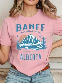 Women's 100% Cotton Loose Fit T-Shirt - Banff National Park, Alberta Scenic Print With Mountains, Pine Trees And Wildlife, Breathable And Casual For Summer, Outdoor Activities And Everyday Wear, Machine Washable, Perfect Gift With Local Delivery, Summer Wardrobe, Short Sleeve T-Shirt, Comfortable Fabric, Versatile Top, Nature Inspired Design, Soft Material, Printed T-Shirt, Short Sleeve T-Shirt For Nature Lovers. - 粉色 - 查看 1
