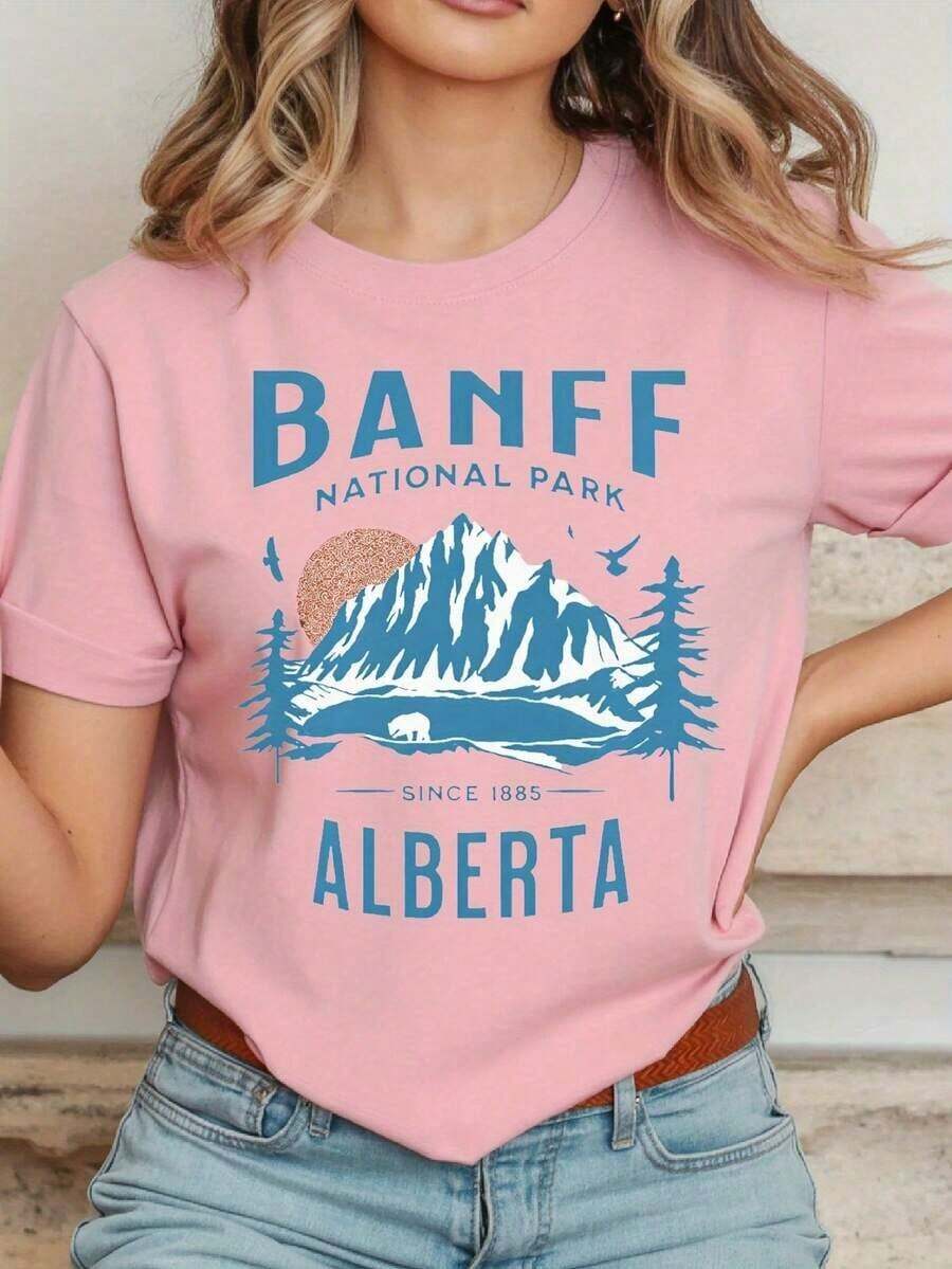 Women's 100% Cotton Loose Fit T-Shirt - Banff National Park, Alberta Scenic Print With Mountains, Pine Trees And Wildlife, Breathable And Casual For Summer, Outdoor Activities And Everyday Wear, Machine Washable, Perfect Gift With Local Delivery, Summer Wardrobe, Short Sleeve T-Shirt, Comfortable Fabric, Versatile Top, Nature Inspired Design, Soft Material, Printed T-Shirt, Short Sleeve T-Shirt For Nature Lovers. - 粉色 - 查看 1