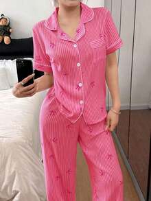 Conjunto de pijama para mujer con estampado de lazo a rayas en rosa, de manga corta y cuello solapa - Rosa Fucsia - Ver 1