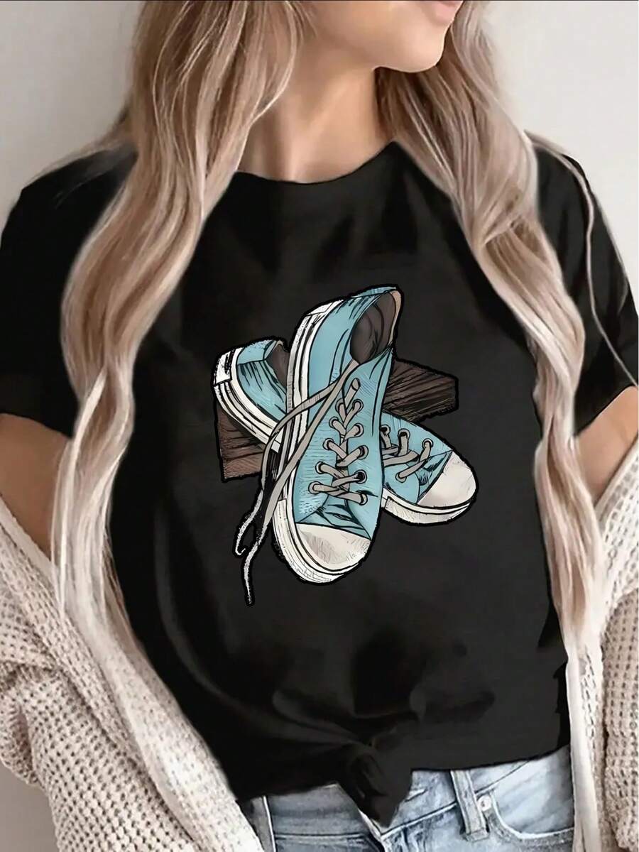 Camiseta LigeroCasual de manga corta en color negro con diseño de zapatillas azules, ideal para uso diario.Su construcción ligera y resistente lo hace adecuado para el hogar, el trabajo o actividades al aire libre, proporcionando un ajuste cómodo para mujeres. - Negro - Ver 1