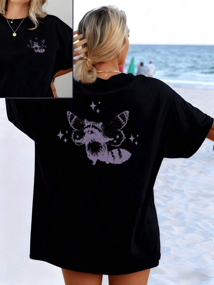 Magical Image Of A Raccoon With Butterfly Wings Surrounded By Sparkles Symbolizing Freedom And Connection With Nature. Soft, Comfortable, Double-Sided Women's T-Shirt, Ideal For Everyday Wear. - 黑色 - 查看 1