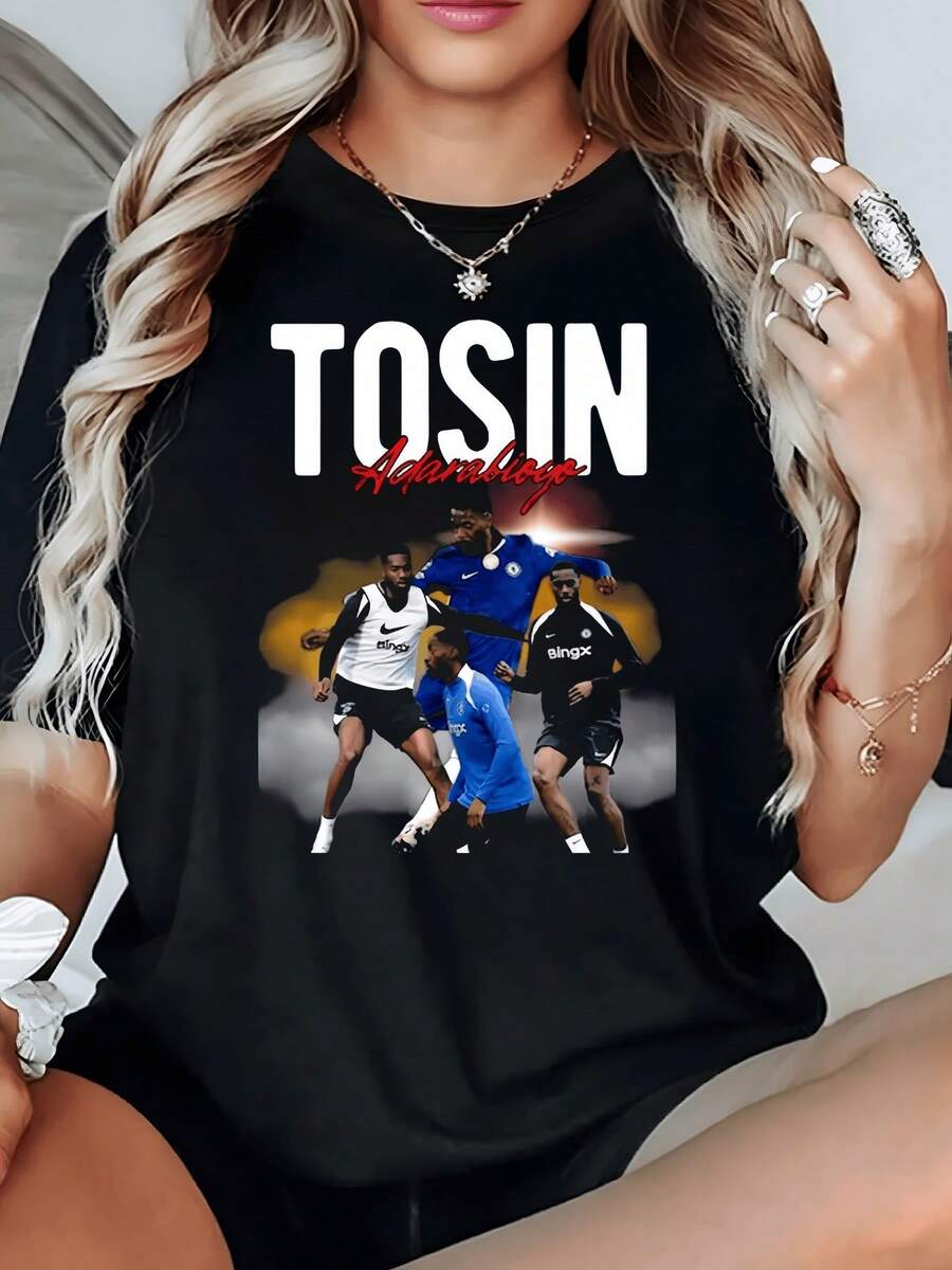 Players In Motion Showing Energy And Passion On The Football Field With A Luminous Background That Conveys Strength And Dynamism; Modern, Comfortable Casual Women's T-Shirt For Everyday Wear - 黑色 - 查看 1