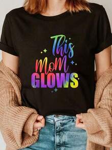 Camiseta Brillante para Mujer con Estampado "Esta Mamá Brilla" - Letras Fluorescentes que Brillan en la Oscuridad, Top Casual de Manga Corta con Cuello Redondo, Ideal para Mamás, Fiestas y Uso Casual - Estilo para Todas las Temporadas (Con Efecto Fluorescente Multicolor) 2026 - Ropa de Verano para Mujer, Tops Y2k Adecuados para primavera, verano y otoño - Negro - Ver 7