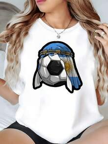 Balón envuelto en una bandera azul y blanca con símbolos dorados que representa la pasión por el fútbol y el orgullo nacional camiseta de mujer cómoda moderna y ideal para uso casual - Blanco - Ver 8