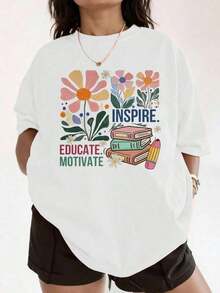 Diseño simple y versátil. Esta camiseta, con un diseño floral de libros, está diseñada para animar a los profesionales de la educación y es una opción ideal para eventos escolares y el Día del Maestro. Camiseta de algodón puro. - Blanco - Ver 7