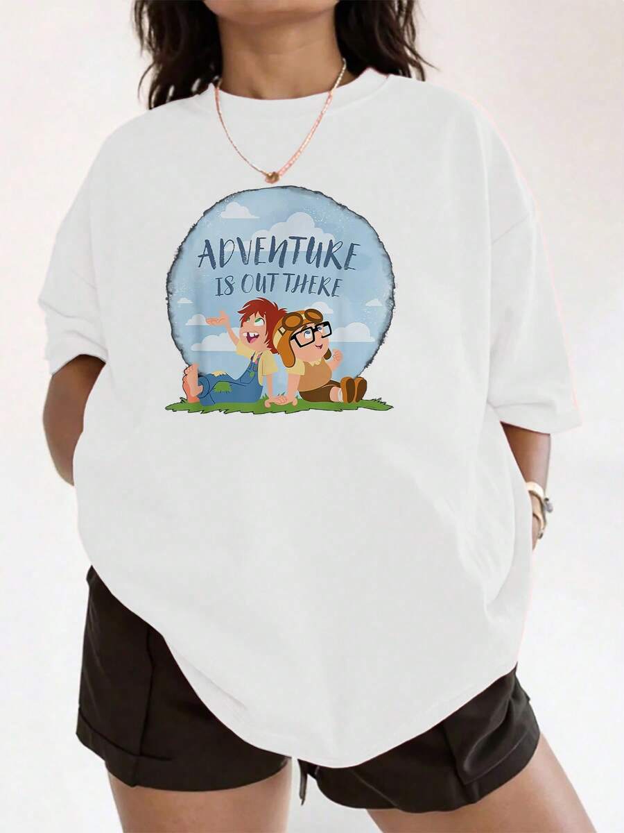 The Print Shows Two Friends Looking At The Sky With A Message About Seeking New Experiences And The Joy Of Exploring, Symbolizing Freedom And Lasting Friendship. This Comfortable And Casual Women's T-Shirt Is Ideal For Everyday Wear. - 白色 - 查看 1