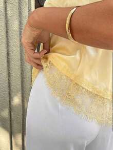 Camiseta de tirantes finos y sin mangas casual y sexy para mujer, camisola de satén con bajo asimétrico de malla, adecuada para citas nocturnas, vacaciones, despedidas de soltero y fiestas de cumpleaños en verano - amarillo ganso - Ver 8
