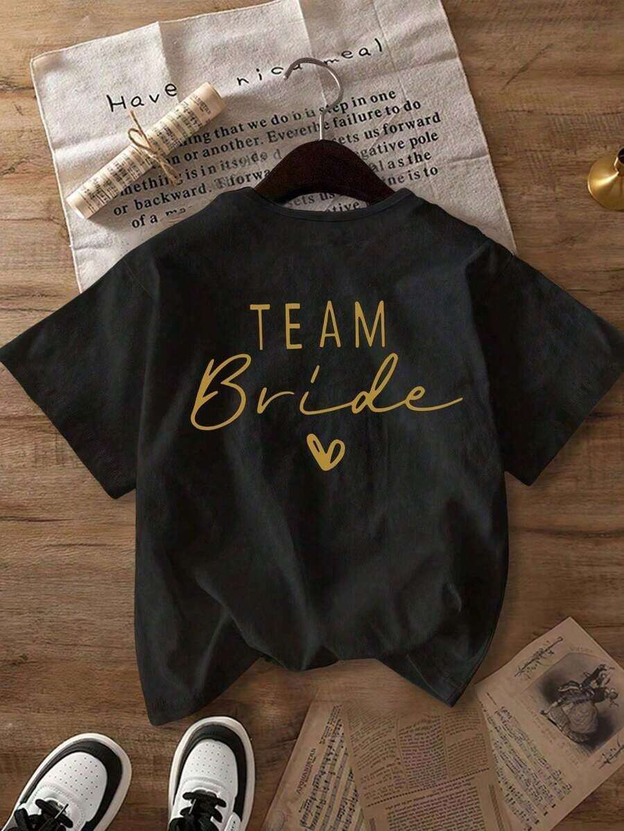 Short-Sleeved T-Shirt With Round Neck And Decorative Print With Bridal Motifs And The Slogan "" In Cursive Lettering, For Daily, Casual, Spring/Autumn/Summer Wear, Back To School Outfits For Women, Tops For Women, Summer Outfits, Holiday Outfits For Women, Spring Outfits For Women, Tops, Club Outfits For Women, 100% Cotton. - 黑色 - 查看 1