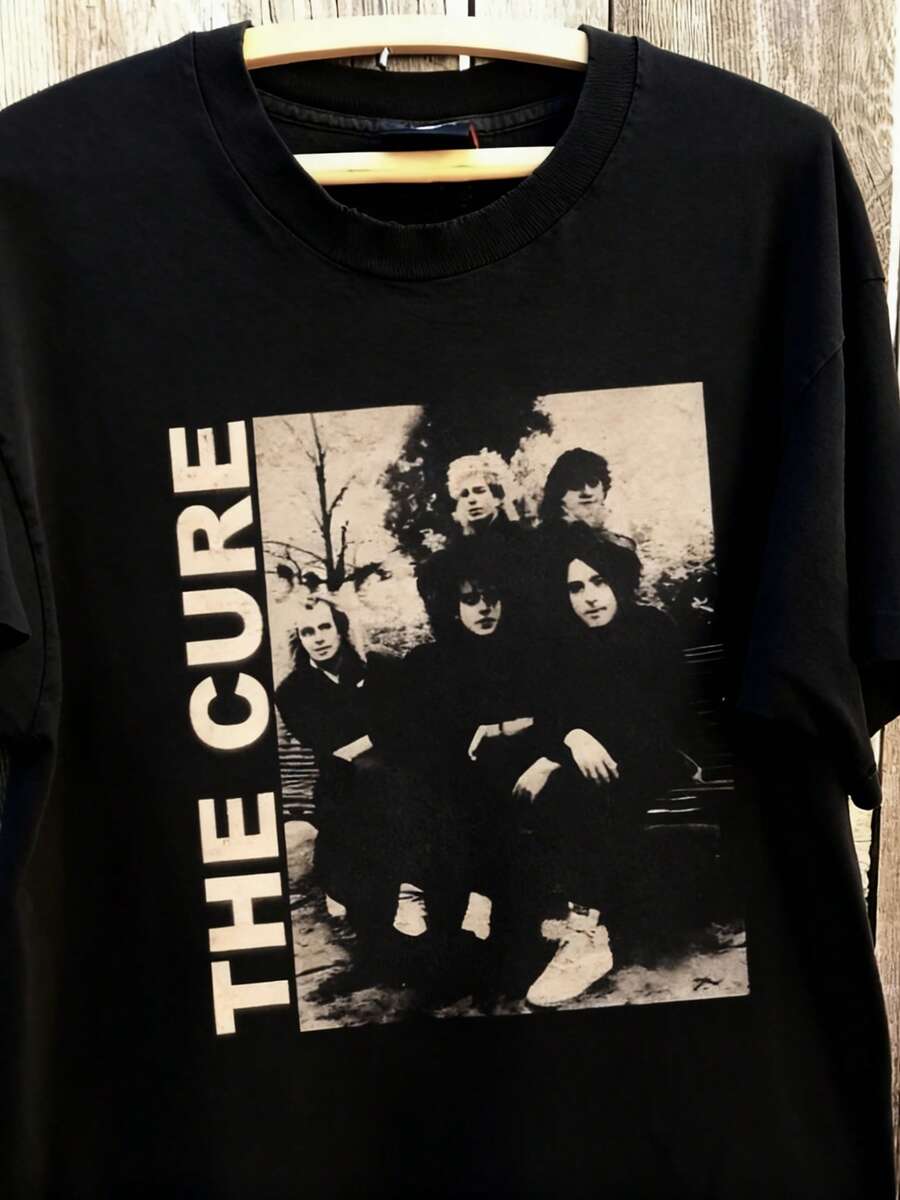 New 90s Unisex Black T-Shirt, Comfortable, Short-Sleeved, With A Unique Geometric Pattern, Washable, Suitable For All Seasons, Casual Wear, With A Music-Inspired Print, Stretch Fabric, Collectible T-Shirt. Loose And Comfortable. - 後退 - 查看 1