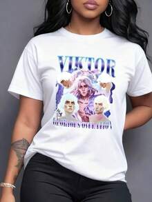 Patrón de una figura mística con cabello etéreo y seres luminosos irradiando energía potente aura celestial destellos de luz evocando profunda contemplación trascendente Camiseta de mujer 220g,Manga corta casual. - Blanco - Ver 1