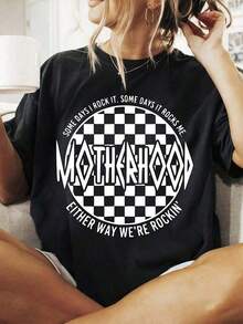 1 camiseta retro de gran tamaño para mujer con un gráfico a cuadros llamativo de 'MOTHERHOOD' y el eslogan 'Some Days I Rock It Some Days It Rocks' - Camiseta casual unisex de peso pesado para uso diario, comodidad para todas las estaciones, camiseta divertida para mamás, 180g, ropa de playa para mujer, tops de verano de algodón puro. - Negro - Ver 1