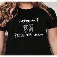 Comfortable1 Camiseta Camiseta divertida de mujer con estampado gráfico de zapatillas de ballet, cuello redondo, manga corta, estilo casual, perfecta para entusiastas del baile y fans de la temporada de CascanuecesLoose Versatile Short Sleeve T-shirt for Women - Negro - Ver 3