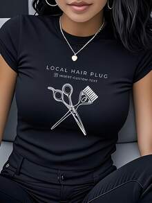 Women's T-Shirt Made Of Pure Cotton, With A Relaxed, Casual Style And A Print Of Scissors, Hair Clippers, And A Hair Salon. This Short-Sleeved, Crew-Neck Top Is , Versatile, Unique, And Fashionable. Suitable For Everyday Casual Wear, Parties, And Gatherings. A Great Birthday Gift Or A Gift For A Girlfriend. - 黑色 - 查看 1
