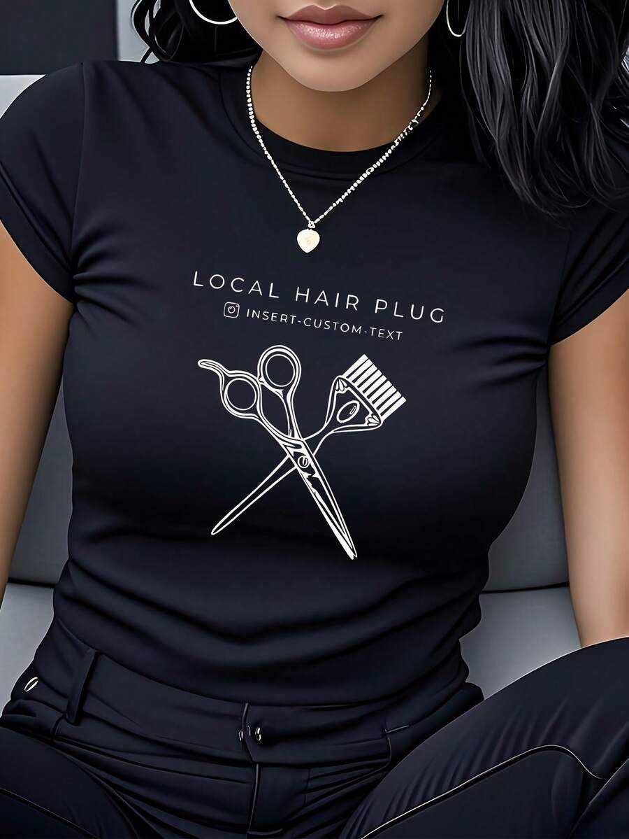 Women's T-Shirt Made Of Pure Cotton, With A Relaxed, Casual Style And A Print Of Scissors, Hair Clippers, And A Hair Salon. This Short-Sleeved, Crew-Neck Top Is , Versatile, Unique, And Fashionable. Suitable For Everyday Casual Wear, Parties, And Gatherings. A Great Birthday Gift Or A Gift For A Girlfriend. - 黑色 - 查看 1