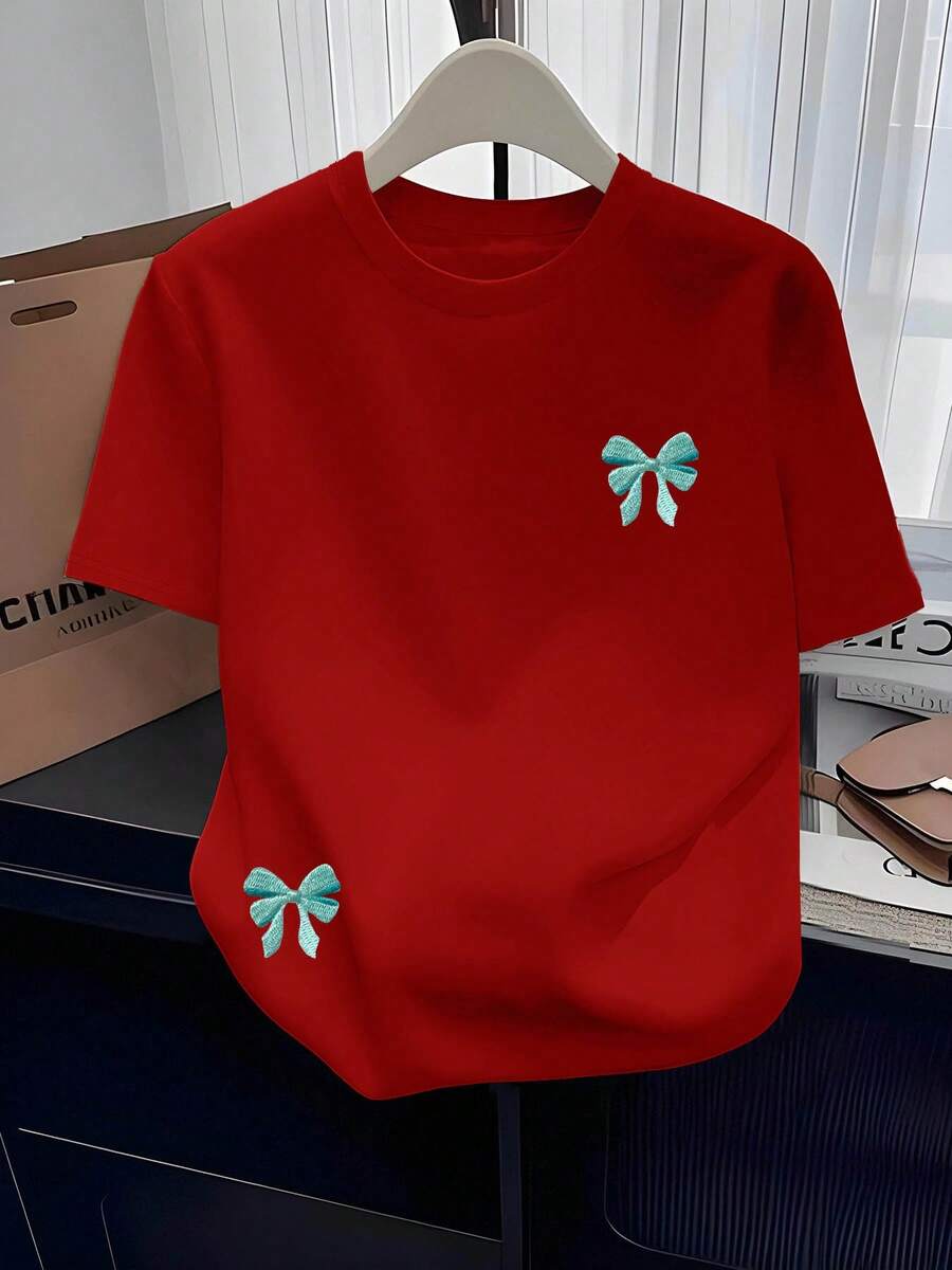 Camiseta Casual Versátil de Cuello Redondo para Mujer | Nueva Camiseta de Manga Corta con Cuello Redondo, Estampada, Sencilla y Moderna, con Patrón de Lazo Bordado de Imitación, Cómoda, para Todas las Temporadas, Estilo Vintage Urbano, Unisex, de Algodón, Corte Holgado. - Rojo - Ver 1