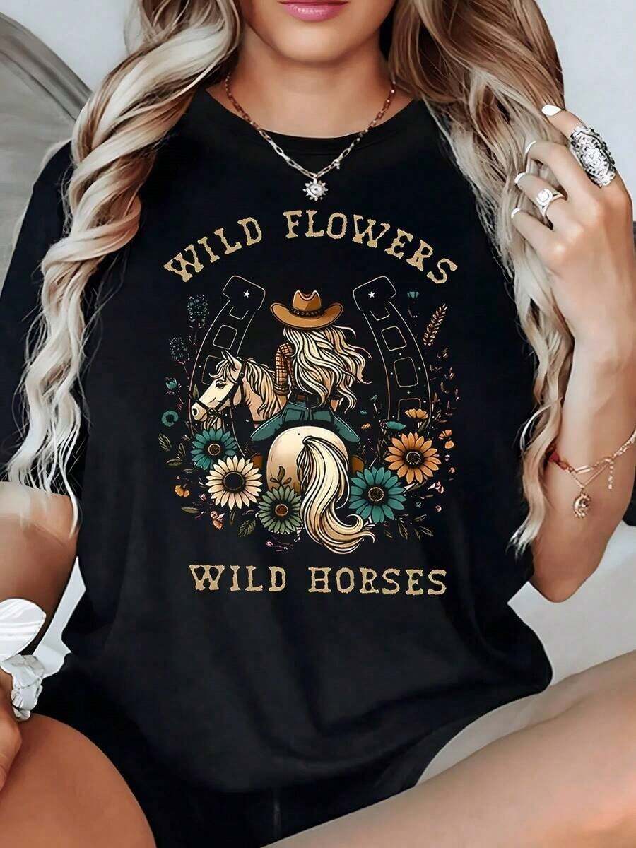 Fashion Printed T-Shirts For Women, Oversized Streetwear Tops, Comfortable And Stylish All-Match Summer Tees. Image Of A Cowgirl Riding A Cape Surrounded By Horseshoes And Wildflowers Symbolizing Freedom And Inner Strength. Comfortable And Modern Cotton Women's T-Shirt - 黑色 - 查看 1