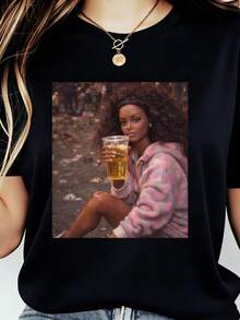 Una camiseta de manga corta para mujer, de estilo retro y moderno, adecuada para actividades al aire libre en primavera y verano, camiseta negra, estampada con la figura de una mujer sosteniendo una cerveza, ideal para uso casual.blusas para mujer,blusas casuales para dama,tops,, mujer premium,y2k,playeras de mujer curvy,ofertas y liquidaciones ropa mujer,playeras deportivas para mujer,,playeras de hombre, mujer,blusas>elegante NI2Q - Negro - Ver 8