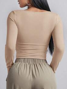 Camiseta crop de cuello cuadrado fruncido lateral - Caqui - Ver 2