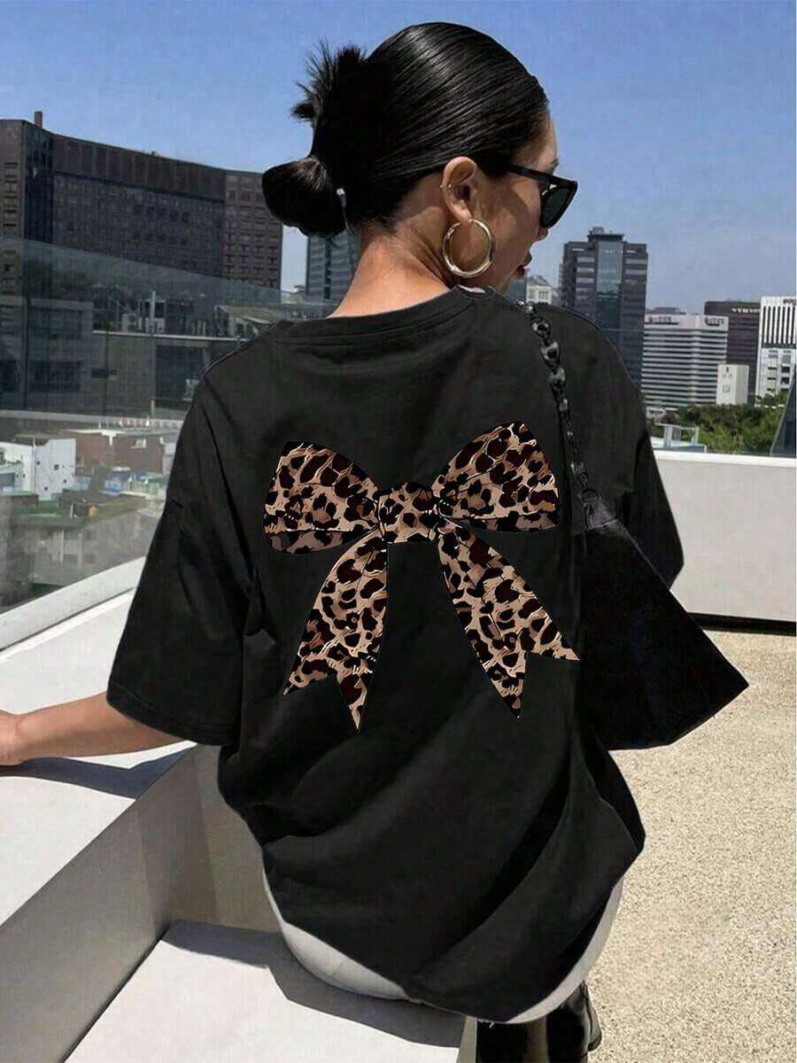 Camiseta de manga corta con cuello redondo para mujer, con estampado, hecha de tela de algodón puro. Cuello redondo clásico y minimalista, versátil y adecuado para todas las formas de cuerpo. Perfecto para citas, desplazamientos diarios y salidas informales. - Negro - Ver 1