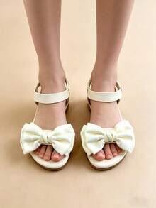 1 par de sandalias de niña de moda blancas, sandalias planas de verano para niñas, diseño con gran lazo de satén y correa elástica en la parte trasera, suela suave antideslizante y duradera, adecuadas para banquetes, reuniones, fiestas, bodas y vacaciones - Blanco - Ver 5