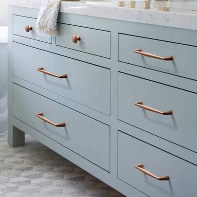 Modern Minimalist Coffee-Colored Cabinet & Drawer Pull Set - Premium Metal Hardware (Ideal For Kitchens, Bathrooms, And Wardrobes). These Stylish Cabinet Door And Drawer Handles Offer Easy Installation And Represent A Durable, Elegant Choice For Home Upgrades. Available In A Variety Of Sizes To Fit All Types Of Cabinets And Drawers, They Also Make The Perfect Gift For Home Renovation And Interior Decoration Enthusiasts.