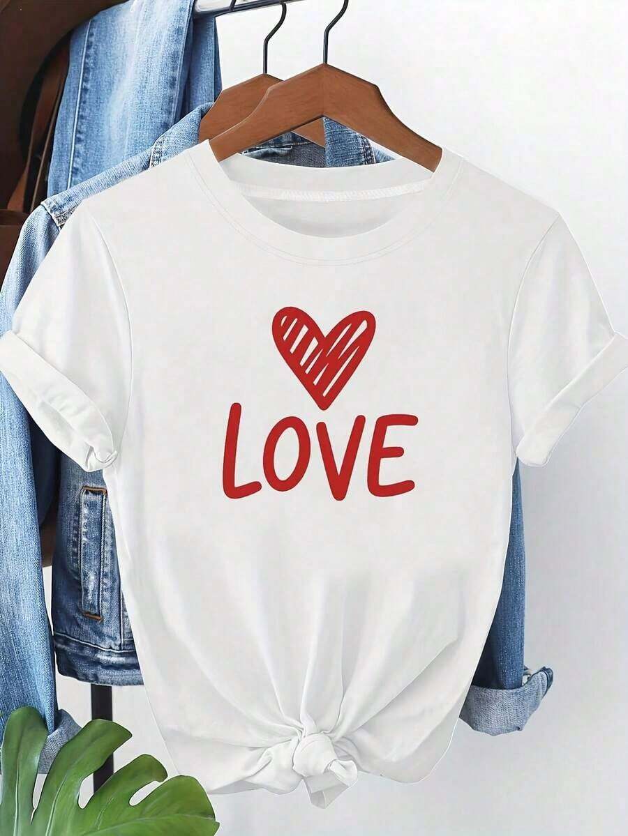 Camiseta de mujer con un diseño romántico y elegante para el Día de San Valentín con el tema 'AMOR - Confesión Sentimental'. Esta camiseta blanca de manga corta y cuello redondo es perfecta para primavera y verano, adecuada para reuniones con amigos y conjuntos festivos. - Estilo - Ver 1