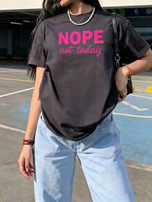Camiseta de manga corta de mujer de ajuste holgado con cuello redondo y estampado de eslogan, nueva y casual para el verano, moda diaria y de vacaciones, adecuada para el día a día y las vacaciones - Gris Oscuro - Ver 10