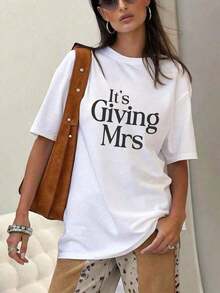 Playeras de mujer Nueva Colección Verano 2026, Camiseta de manga corta de corte holgado con estampado "It's Giving Mrs" - Camiseta para futura novia, Camiseta para recién casados, Regalo de compromiso, Luna de miel, Camiseta para el día de la boda, Estilo de esposa, Novia blanca casual de verano. Ships Within 24 Hoursconjuntos de mujer - Blanco - Ver 6