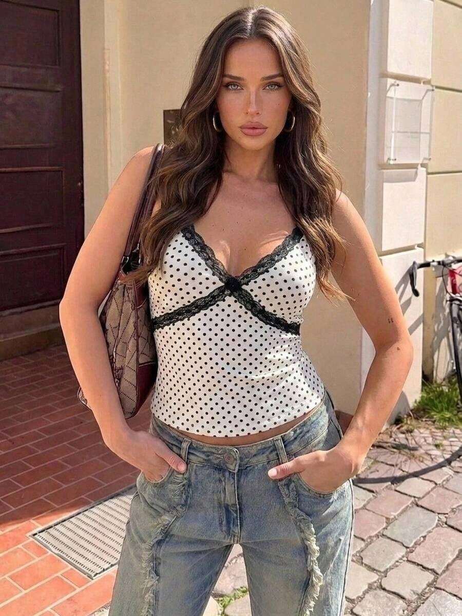 Camiseta ajustada de mujer con cuello en pico profundo, encaje burdeos y parches - Blanco y Negro - Ver 1