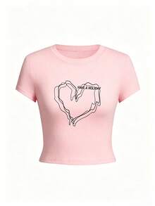 Playera crop para mujer cuello redondo manga corta estilo  juvenil, modelo nuevo verano con estampado de corazones y letras.Corte ajustado súper bonito y muy versátil, tela ligera y cómoda, ideal para salidas casuales, looks diarios y combinar con todo para lucir un estilo moderno super a la moda. LAUB - Rosa - Ver 4