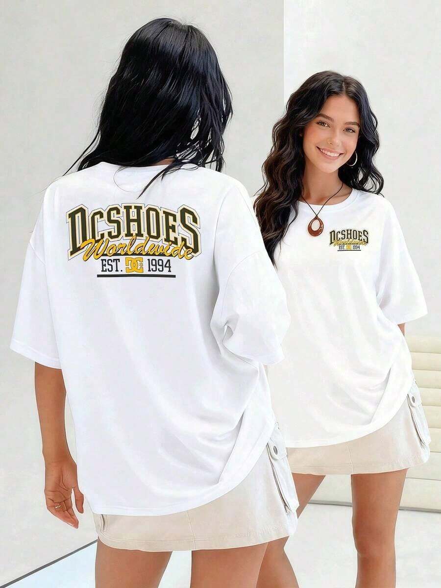 Logotipo DC Shoes Worldwide con letras audaces que transmiten fuerza y espíritu global acompañado del año de fundación 1994 simbolizando tradición y autenticidad camiseta para mujer 100% algodónSuitable for spring, summer and autumn - Blanco - Ver 1