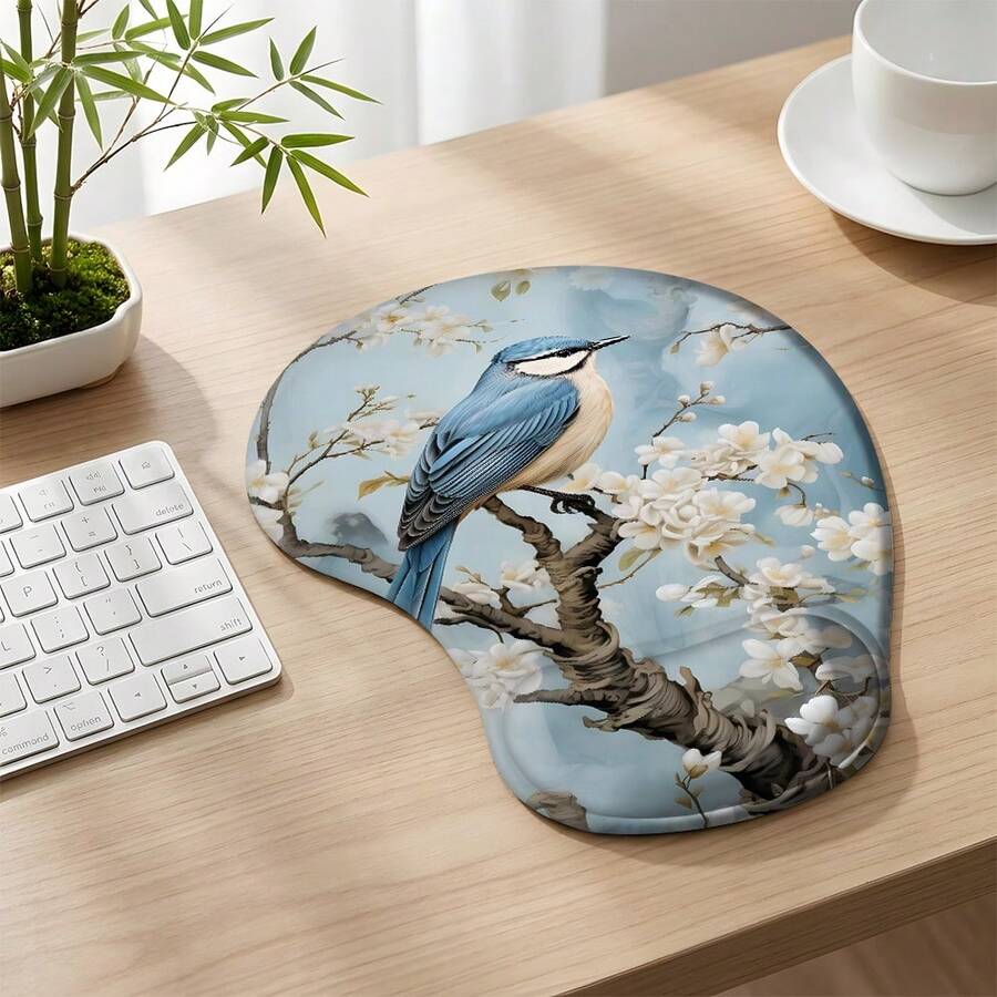 1个【浅蓝色花鸟东方风情】腕托鼠标垫,办公防滑垫。这款产品以浅蓝色为底色,搭配蓝色羽毛飞鸟和白色花枝,采用传统中国画风格,营造出优雅清新的东方韵味。腕托采用慢回弹记忆海绵设计,贴合手腕曲线,有效缓解长时间办公或学习造成的腕部疲劳。 - 查看 1
