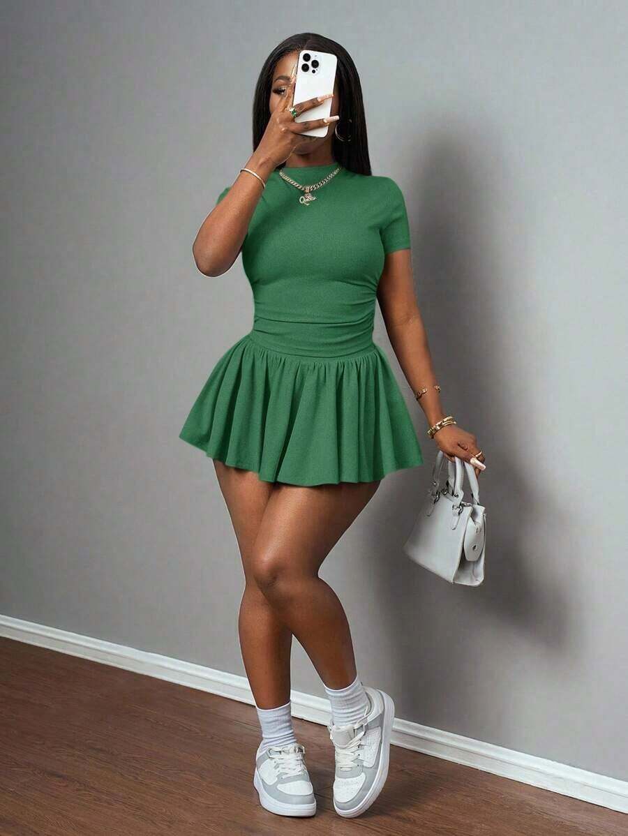 Nuevo conjunto casual de 2 piezas de estilo primavera y verano: Camiseta básica de cuello redondo, manga corta y con pliegues a ambos lados + Falda-paraguas con vuelo, corta por ambos lados, de largo medio, en tejido de punto acanalado gris claro - Verde 3 - Ver 1