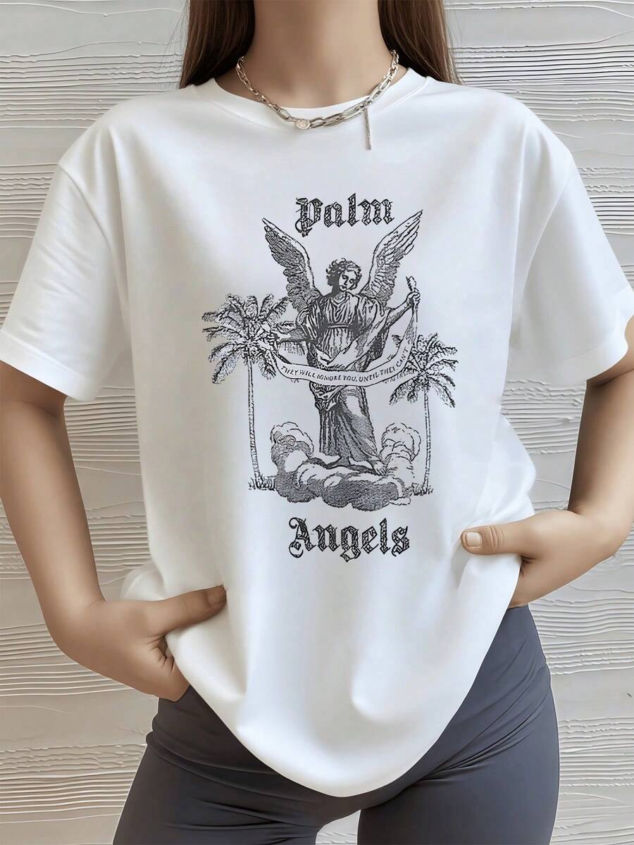 Ángel majestuoso con alas extendidas que simboliza protección esperanza y fortaleza rodeado de palmeras y nubes transmitiendo calma divina y energía espiritual camiseta de mujer casual moderna blanca - Blanco - Ver 1