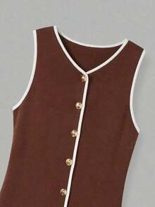 Vestido corto de punto ligero de estilo minimalista y casual para la primavera/verano, con cuello en V, botones metálicos y sin mangas, para uso diario y de paseo - Color café rojo con borde blanco. - Ver 8