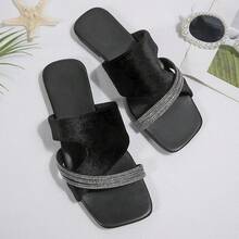 Sandalias planas con tira cruzada y strass en los dedos, de punta abierta, adecuadas para usar con vestidos, cómodas para el verano - Negro - Ver 5