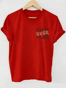 Camiseta de manga corta con cuello redondo y estampado inspirador en inglés: "Fe sobre la Miedo" - Rojo - Ver 3