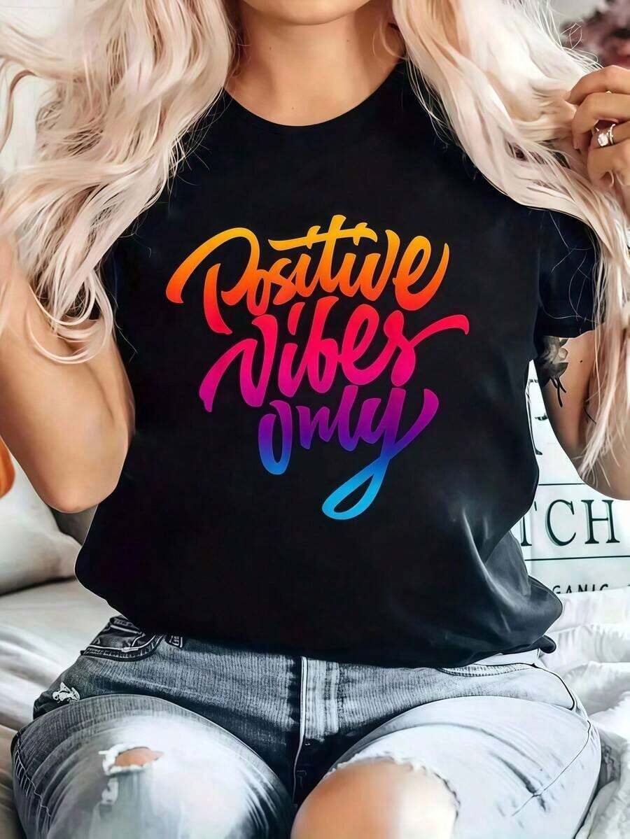 Bahaa T-Shirt With Inspirational Quote Graphic, Only Positive Vibes, Casual Crew Neck Short Sleeve T-Shirt, Comfortable For Spring And Summer, Women's Summer Essentials Clothing, Summer Outfits For Women, Graphic Tees, Blouses For Women, Shirt - 黑色 - 查看 1